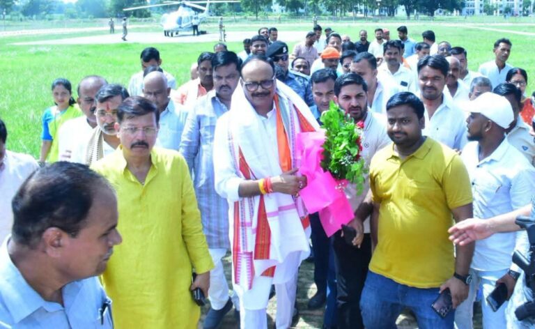 बलरामपुर पहुंचे डिप्टी सीएम बृजेश पाठक, सपा पर साधा निशाना; जिला अस्पताल की व्यवस्थाओं का लिया जायजा
