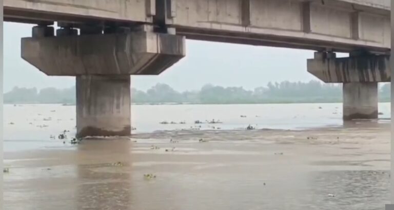 कानपुर में गंगा ने बढ़ाई टेंशन! चेतावनी बिंदु पार, गांवों और फसलों पर मंडराया बाढ़ का खतरा