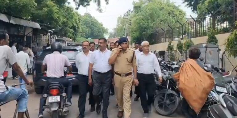 कानपुर कचहरी में चला पुलिस का डंडा: अतिक्रमण और बेतरतीब पार्किंग पर सख्ती, ठेले-खोमचे हटाए