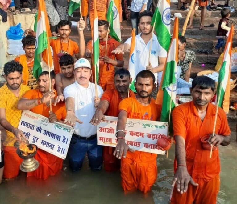 वाराणसी में कांवड़ियों ने पेश की देशभक्ति और आस्था की मिसाल, तिरंगा लेकर दिया गंगा संरक्षण का संदेश