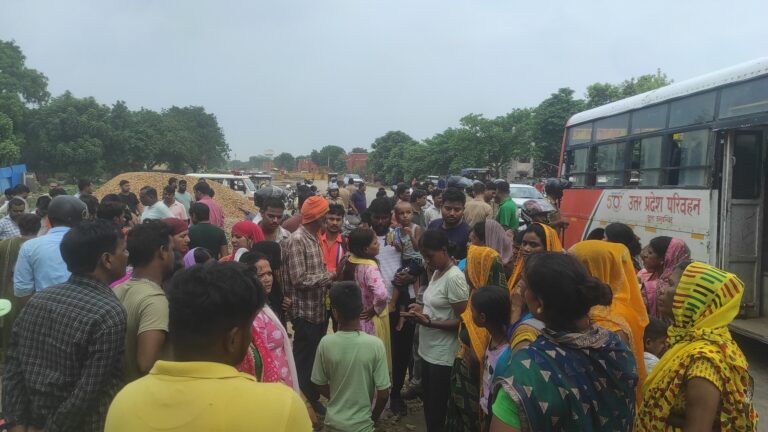 बाबा धाम गए गोरखपुर के युवक की संदिग्ध मौत, शव रखकर परिजनों ने लगाया जाम; दोस्त पर हत्या का आरोप