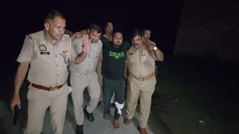 शाहजहांपुर में आधी रात पुलिस की गोलियों से मचा हड़कंप! 10 हजार का इनामी बदमाश घायल, साथी अंधेरे में फरार
