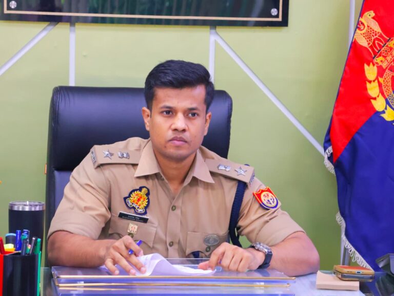 महोबा में स्कूली बच्चों से बदसलूकी पर SP का बड़ा एक्शन: कोतवाल समेत 4 पुलिसकर्मी लाइन हाजिर, पुलिस महकमे में मचा हड़कंप