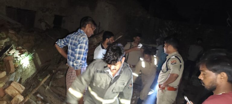 औरैया में आधी रात जर्जर दीवार बनी काल, टीन शेड के नीचे सो रहे एक ही परिवार के पांच लोग मलबे में दबे