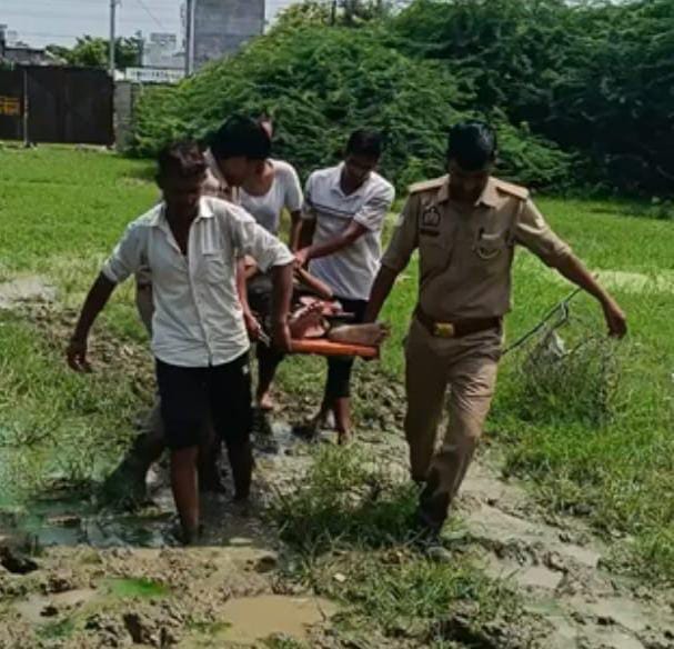 कानपुर में चलती ट्रेन से गिरा युवक, 500 मीटर कीचड़ पार कर पुलिस ने बचाया; अस्पताल में भर्ती