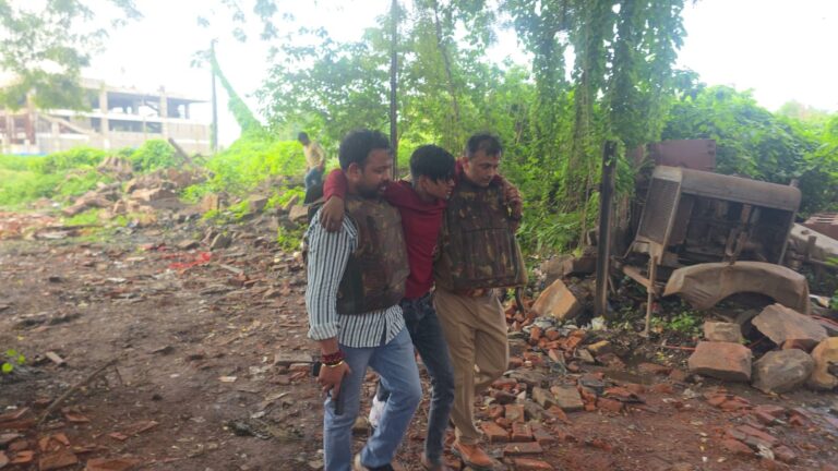 वाराणसी में साड़ी कारीगर की पत्थर से कूचकर हत्या, मुठभेड़ के बाद आरोपी गिरफ्तार