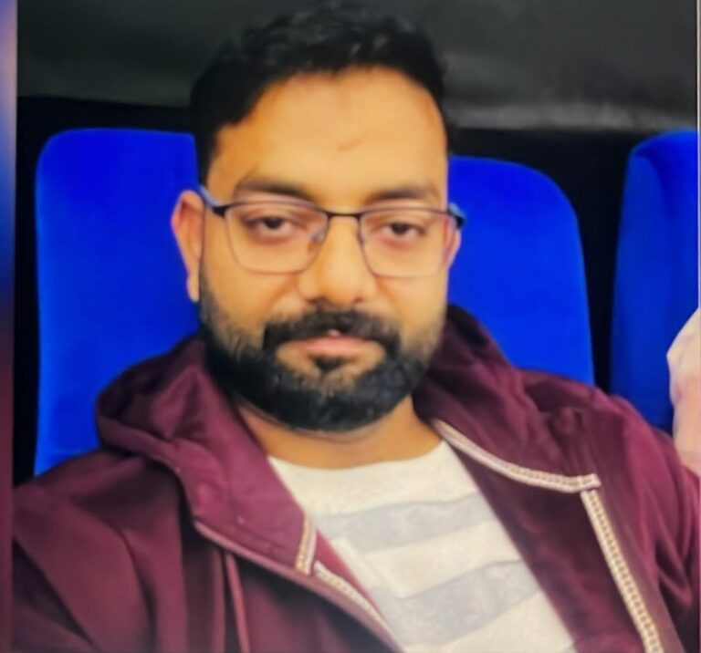 ओवरटेक के चक्कर में काल बना सफर! डिवाइडर पर चढ़ी बेकाबू कार, डॉक्टर की मौके पर मौत, दो गंभीर