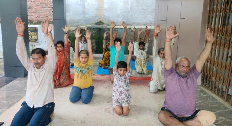 औरैया में योग से निरोग रहने का संदेश, ब्लॉक परिसर में रोज लगती है निःशुल्क योग कक्षा; बच्चे-बुजुर्ग बढ़-चढ़कर ले रहे हिस्सा