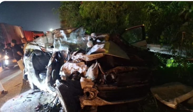 नोएडा में यमुना एक्सप्रेसवे पर दर्दनाक हादसा, बेकाबू ट्राला बैरियर तोड़ कार पर चढ़ा; पिता-पुत्र समेत 4 की मौत