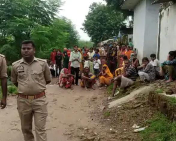 प्रयागराज में युवक की बेरहमी से हत्या, सिर-चेहरे पर हथियार से वार; घर से 50 मीटर दूर मिला शव