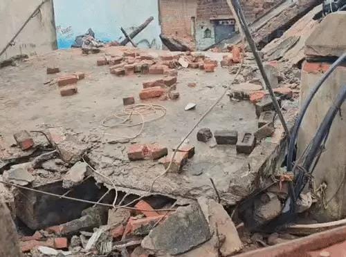 महोबा में बारिश का कहर! भरभराकर गिरा पक्का मकान, मलबे में दबे बुजुर्ग दंपति की मौत