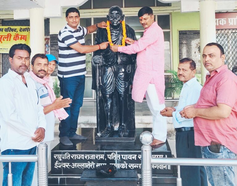 भारत छोड़ो आंदोलन की वर्षगांठ पर देवरिया में क्रांतिकारियों को श्रद्धांजलि, गांधी प्रतिमा पर किया माल्यार्पण