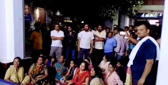 फतेहपुर में 12वीं के छात्र की मौत पर बवाल, परिजनों ने कोतवाली में दिया धरना; स्कूल प्रबंधक-प्रधानाचार्य पर गैर इरादतन हत्या का केस