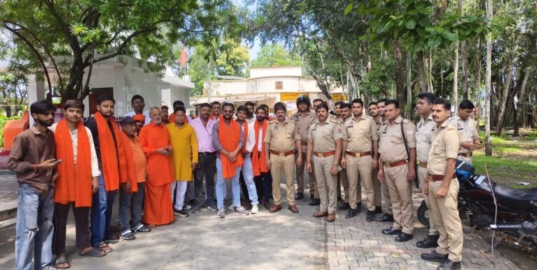 “हरिहर मंदिर जाएंगे, जल वहीं चढ़ाएंगे!” बिजनौर में पुलिस ने समिति के लोगों को रोका तो मचा बवाल