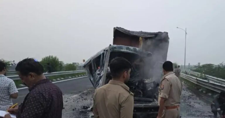 औरैया में बुंदेलखंड एक्सप्रेसवे पर भीषण हादसा! दो डंपरों की जोरदार भिड़ंत के बाद एक में लगी आग, चालक घायल