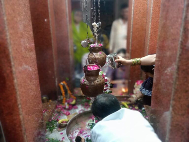 सावन के पहले सोमवार प्रयागराज हुआ शिवमय, हर-हर महादेव के जयकारों से गूंजे शिवालय और घाट