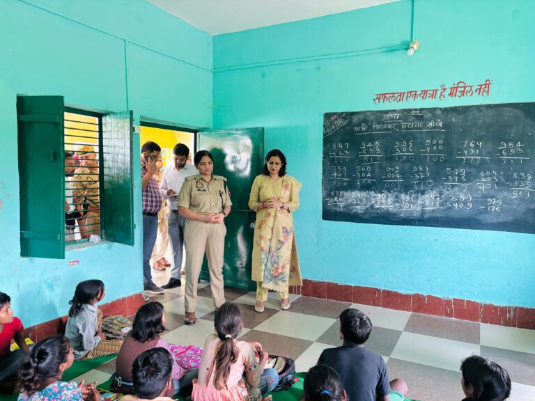 फर्रुखाबाद में DM का औचक स्कूल निरीक्षण, छात्रों से पूछे सवाल; शिक्षा और सुविधाओं की जानी हकीकत