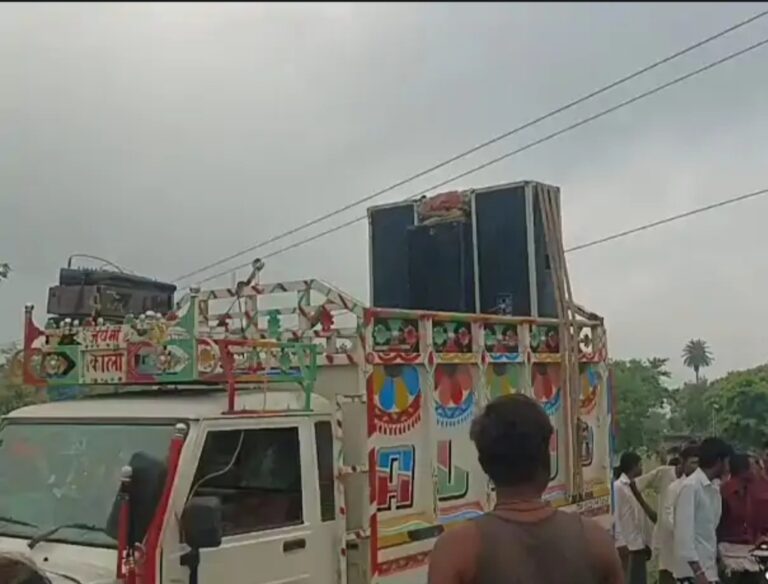 सीतापुर में कांवड़ यात्रा की तैयारी के दौरान हादसा, हाईटेंशन लाइन की चपेट में आया डीजे वाहन; दो श्रद्धालुओं की मौत