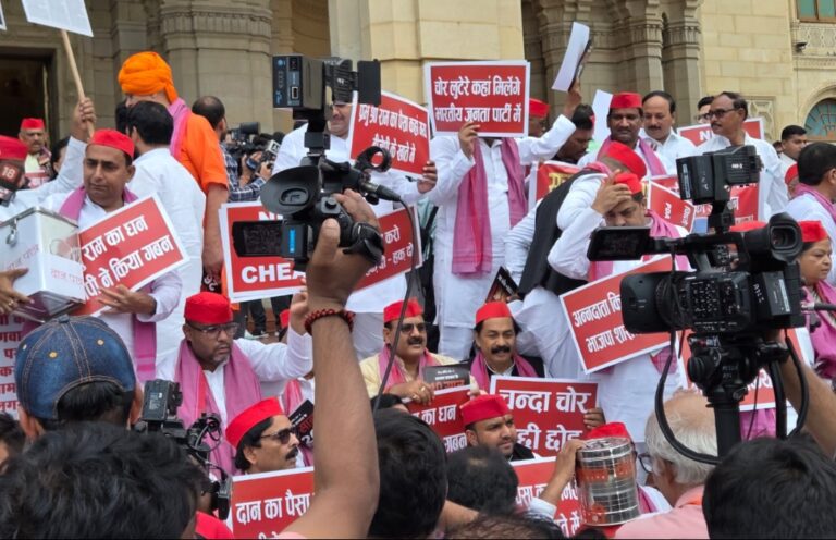 यूपी विधानसभा सत्र से पहले सपा का प्रदर्शन, पेपर लीक से महंगाई तक मुद्दों पर सरकार के खिलाफ खोला मोर्चा