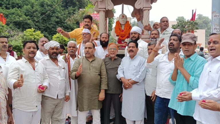 राजीव गांधी जयंती पर वाराणसी में कांग्रेस का सद्भावना संदेश, प्रतिमा पर माल्यार्पण कर आधुनिक भारत के योगदान को किया याद