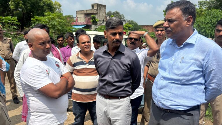 मीरजापुर में बाढ़ का अलर्ट: गंगा किनारे गांवों का निरीक्षण, पहले से ग्रामीणों को सुरक्षित स्थानों पर पहुंचाने के निर्देश