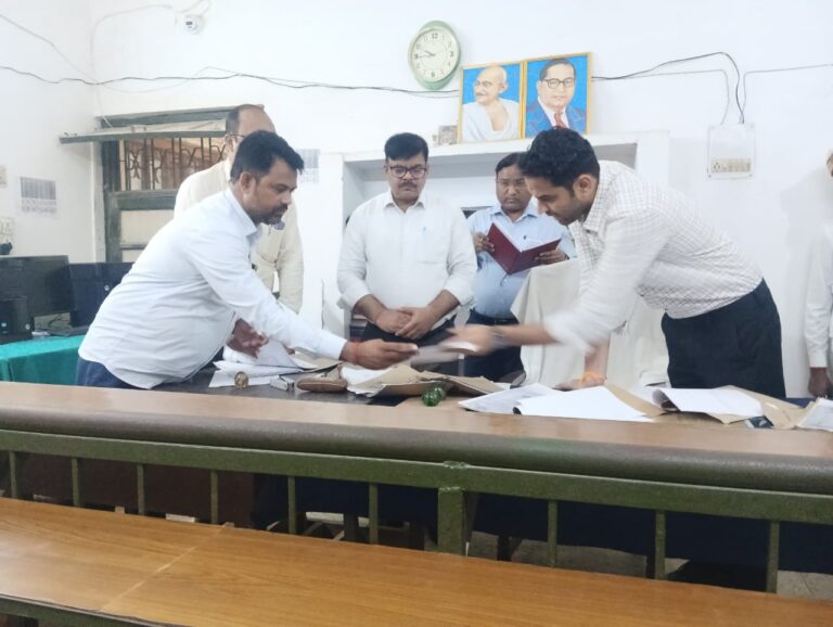 देवरिया DM का तहसील न्यायालय निरीक्षण, लंबित राजस्व मामलों के जल्द निस्तारण के दिए निर्देश