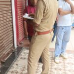 देवरिया में बैट्री प्रतिष्ठान पर चोरों का धावा! शटर पर बैनर लगाकर उड़ाए ₹3.30 लाख, CCTV खंगाल रही पुलिस