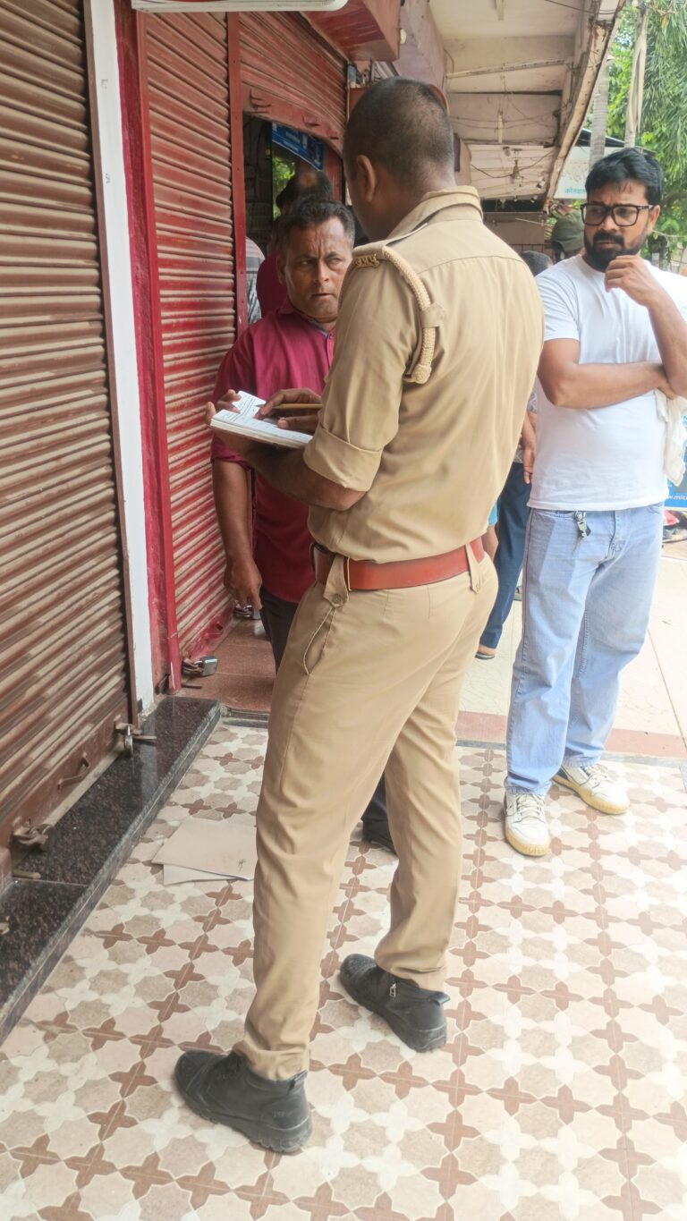 देवरिया में बैट्री प्रतिष्ठान पर चोरों का धावा! शटर पर बैनर लगाकर उड़ाए ₹3.30 लाख, CCTV खंगाल रही पुलिस