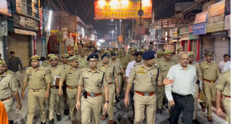 शिवभक्तों पर पुष्पवर्षा, सुरक्षा का सख्त पहरा! मुज़फ्फरनगर में ADG भानु भास्कर का लेट नाइट कांवड़ मार्ग निरीक्षण