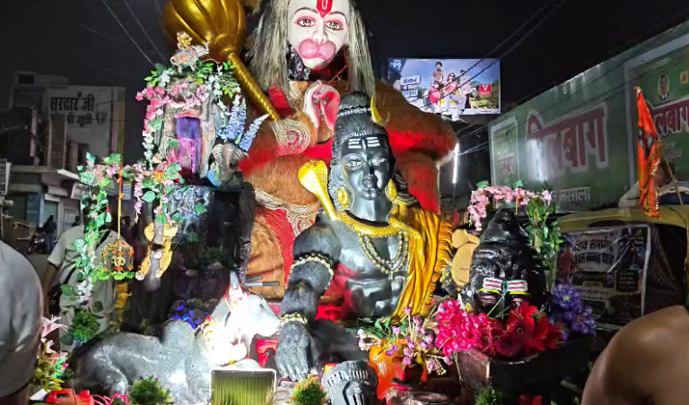 शिव चौक पहुंची विशाल झांकी कांवड़, भोलेनाथ के पीछे प्रहरी बने बजरंगबली ने खींचा श्रद्धालुओं का ध्यान