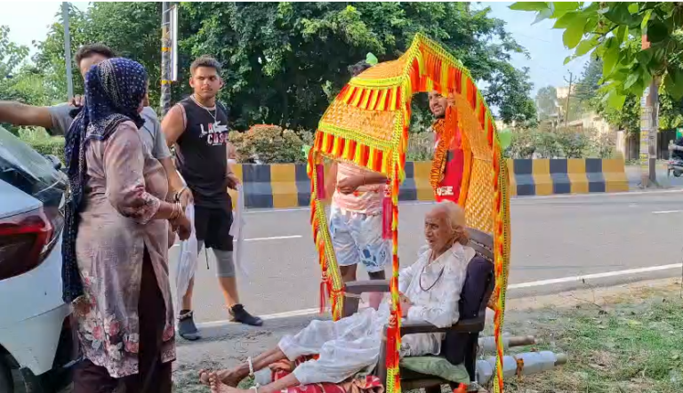 102 साल की दादी की पालकी कांवड़ यात्रा, पोतों ने सेवा और संस्कार की मिसाल पेश की