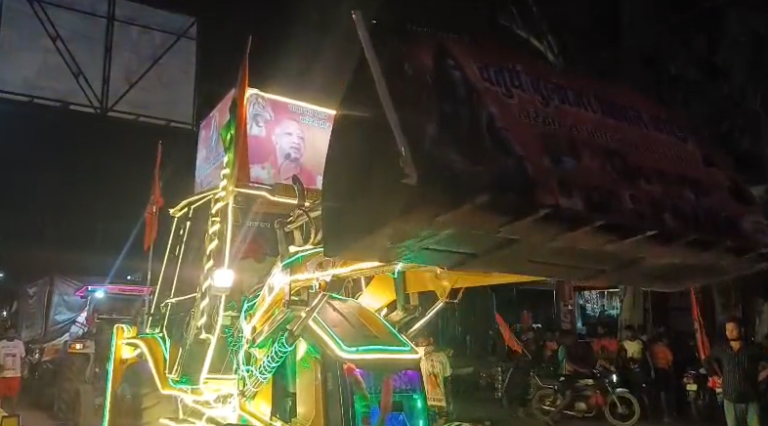 मुजफ्फरनगर में आकर्षण बनी चौथी बुलडोजर कांवड़, हरिद्वार से 61 लीटर गंगाजल लेकर पहुंचे 16 भोले, बोले शिवभक्त-योगी PM बने तो 202 लीटर जल लेकर आएंगे
