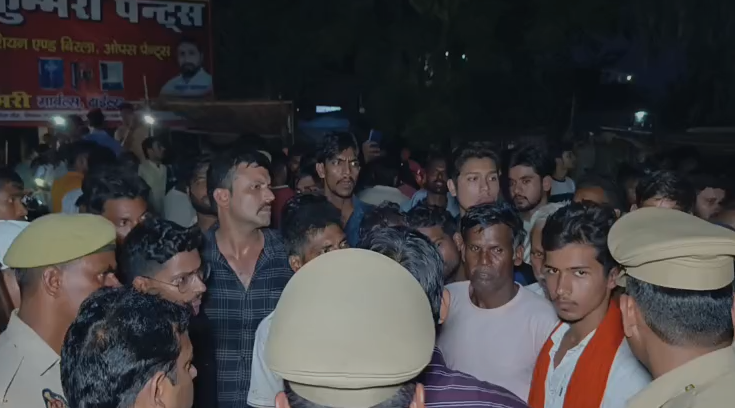 मुजफ्फरनगर में भोपा रोड पर हाईटेंशन तार ने छीन ली बंटी की जिंदगी, स्ट्रीट लाइट पोल लगाते समय करंट से मौत,परिजनों का हंगामा