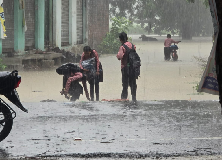 औरैया में बारिश ने खोली जलनिकासी की पोल, सड़क बनी तालाब; कई गांवों के ग्रामीणों का आवागमन मुश्किल