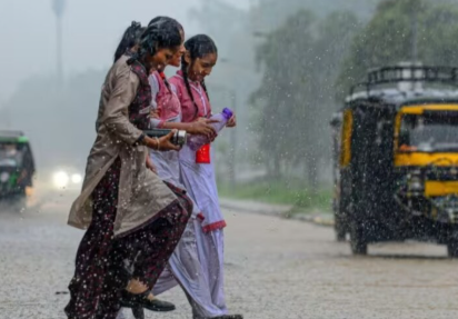 प्रयागराज समेत कई जिलों में गरज-चमक के साथ झमाझम बारिश का अलर्ट, आकाशीय बिजली से रहें सावधान