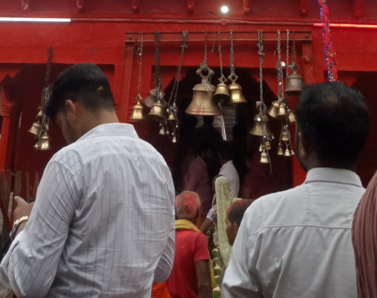 प्रयागराज में श्रावण के आखिरी सोमवार पर गूंजा हर-हर महादेव, शिवालयों में उमड़ा आस्था का सैलाब