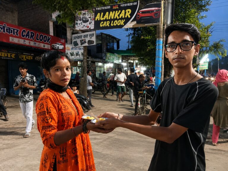 मुजफ्फरनगर में रुड़की रोड पर शिवभक्तों की सेवा, किरण समाज उत्थान सेवा समिति ने बांटा हलवे का प्रसाद