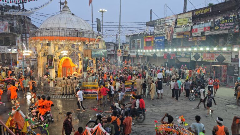 मुजफ्फरनगर में श्रावण शिवरात्रि पर आस्था का सैलाब, शिवालयों में उमड़ा भक्तों का रेला; जलाभिषेक को लगी लंबी-लंबी कतारें