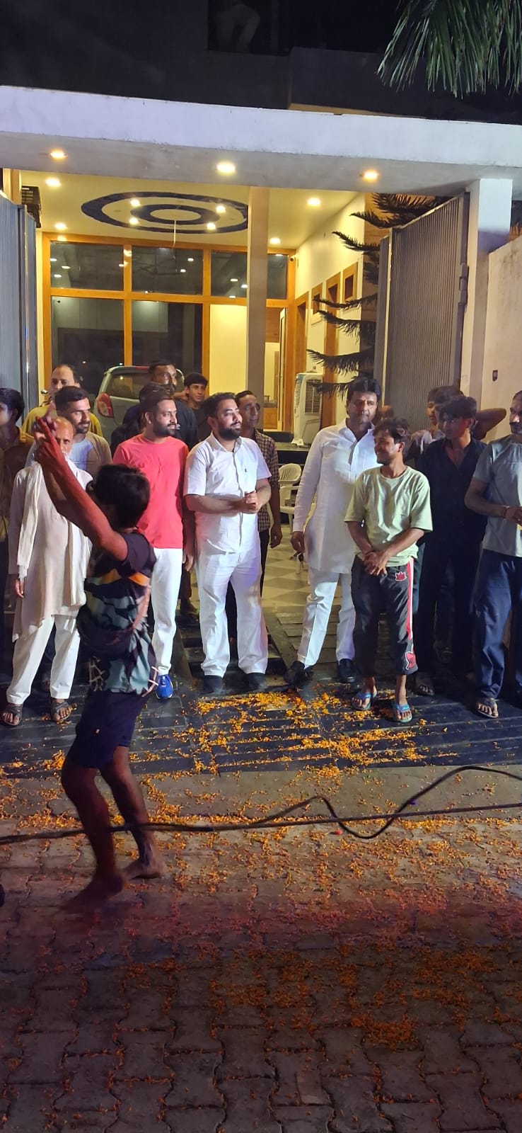 कांवड़ियों पर बरसे फूल, गढ़ी अब्दुल्ला खां में दिखी गंगा-जमुनी तहजीब; मुस्लिम समाज ने किया शिवभक्तों का स्वागत