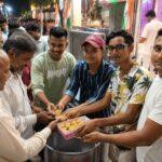 शिव चौक पर तिरंगा फहराने के बाद किरण समाज उत्थान सेवा समिति ने बांटा प्रसाद, दीं स्वतंत्रता दिवस की शुभकामनाएं