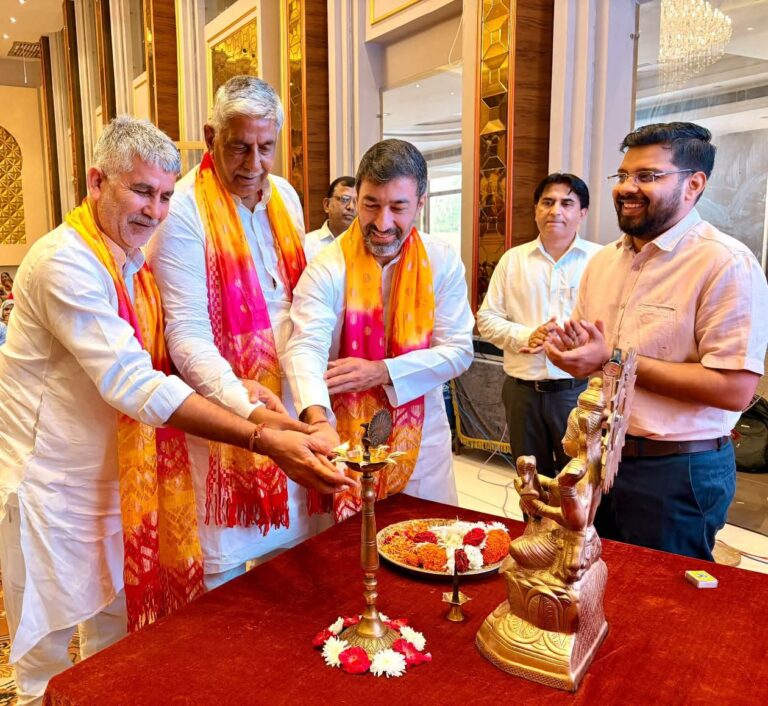 शामली में रसोइया बहनों को सौगात: मोहित बेनीवाल ने बांटे कैशलेस कार्ड, बोले- पौष्टिक भोजन से गढ़ते हैं बच्चों का भविष्य