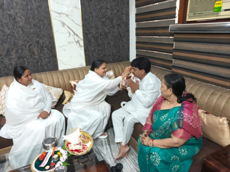 मुजफ्फरनगर में रक्षाबंधन की अनूठी पहल, ब्रह्माकुमारी बहनों ने गणमान्यजनों को बांधा रक्षासूत्र; दिया नशामुक्ति और सद्भाव का संदेश