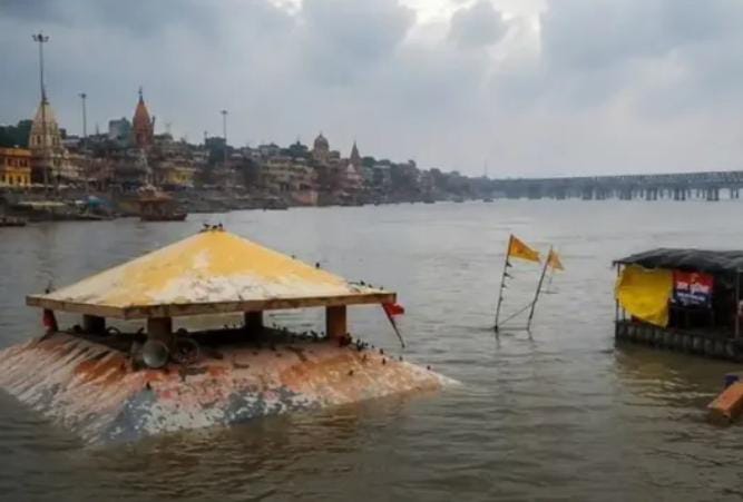 प्रयागराज में बाढ़ का खतरा बढ़ा! 24 घंटे में गंगा-यमुना का जलस्तर करीब एक मीटर चढ़ा, तटबंध सुरक्षित