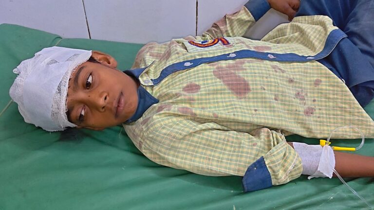 जौनपुर में बच्चों से भरी स्कूल वैन को बस ने मारी जोरदार टक्कर, सड़क पर पलटी वैन; 7 बच्चे घायल, 3 की हालत गंभीर