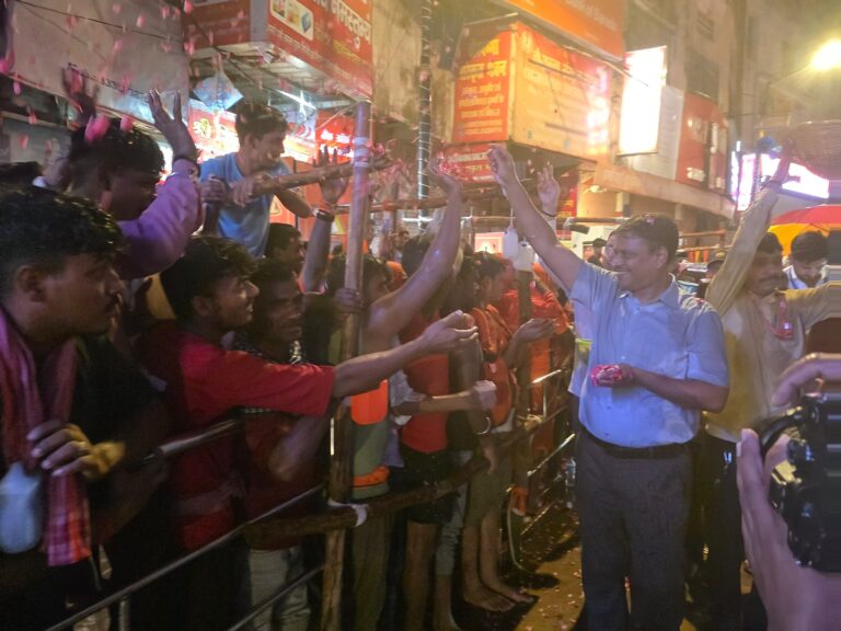 सावन के पहले सोमवार काशी शिवमय, काशी विश्वनाथ धाम में उमड़ा श्रद्धालुओं का सैलाब; सुरक्षा के कड़े इंतजाम