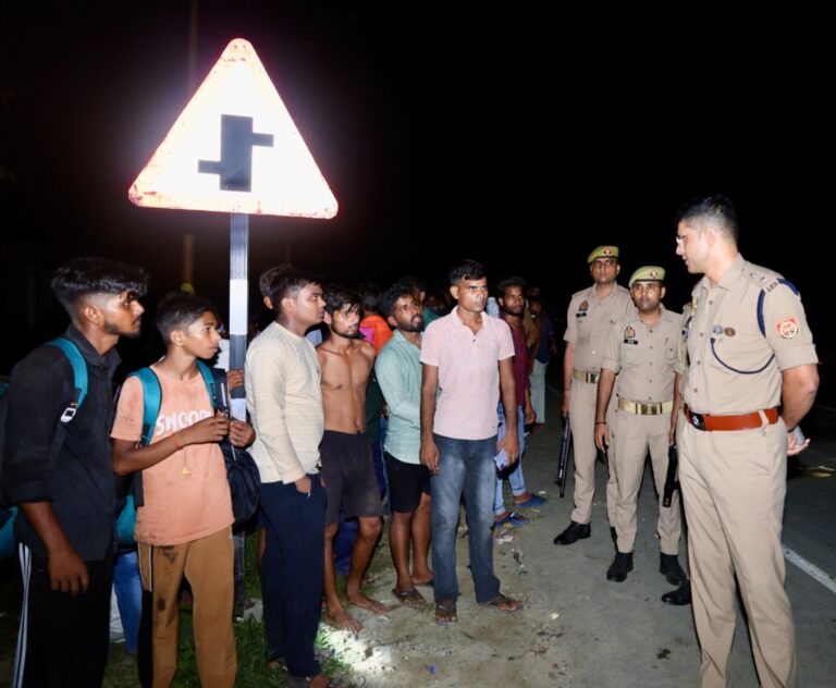 शाहजहांपुर में बड़ा कांवड़ हादसा! गोवंश को बचाने में पलटी ट्रैक्टर-ट्रॉली, 25 कांवड़िये घायल