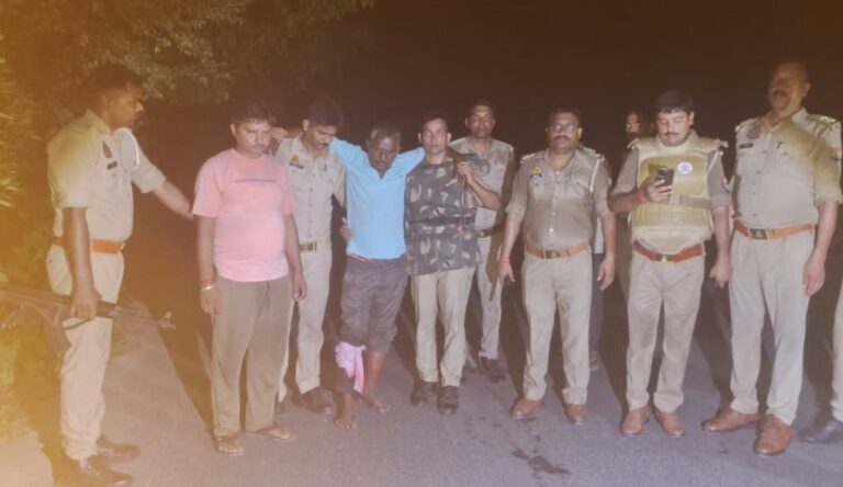 गोवंश तस्करी पर पुलिस का शिकंजा! देवरिया में मुठभेड़ के बाद 3 आरोपी गिरफ्तार, एक के पैर में लगी गोली