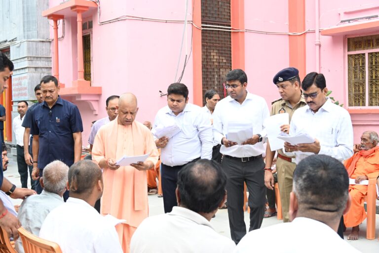 ‘रास्ता नहीं दिला सकते तो लेखपाल-कानूनगो-तहसीलदार सस्पेंड करो’, जनता दर्शन में सीएम योगी का सख्त संदेश