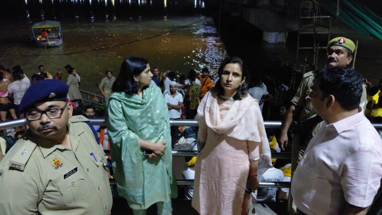 श्रावण मास का अंतिम सोमवार: फर्रुखाबाद के पंचालघाट पर उमड़ा जनसैलाब, DM और SP ने रात 1 बजे लिया व्यवस्थाओं का जायजा