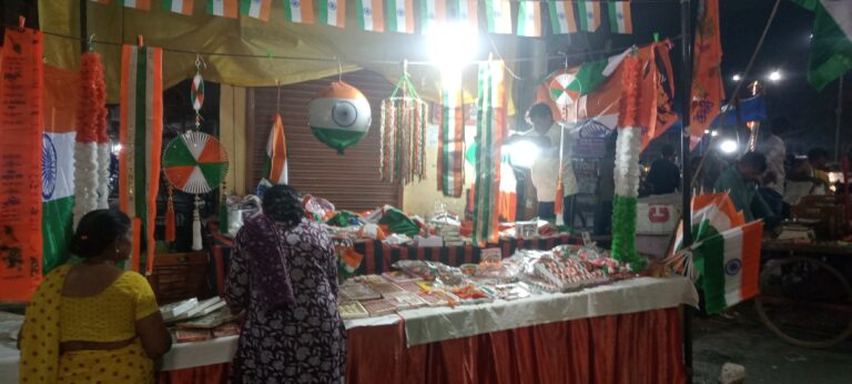 तिरंगे के रंग में रंगा प्रयागराज! बाजारों में देशभक्ति का जोश, झंडे से लेकर टी-शर्ट तक की जमकर खरीदारी